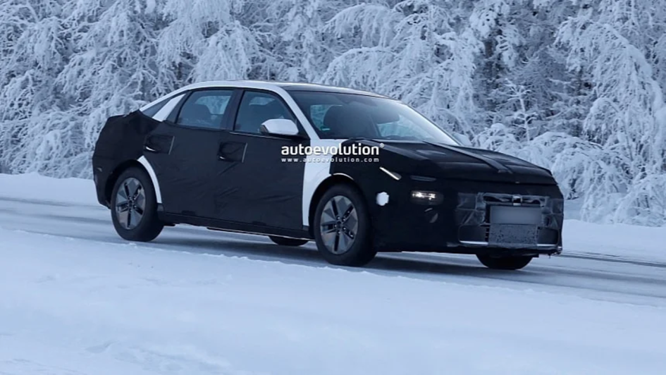 Hyundai Elantra 2027: первые фото обновленного седана с агрессивным дизайном