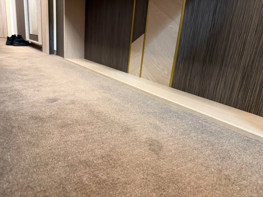 Недороже ламината и теплее плитки: какое покрытие для пола служит долгие десятилетия