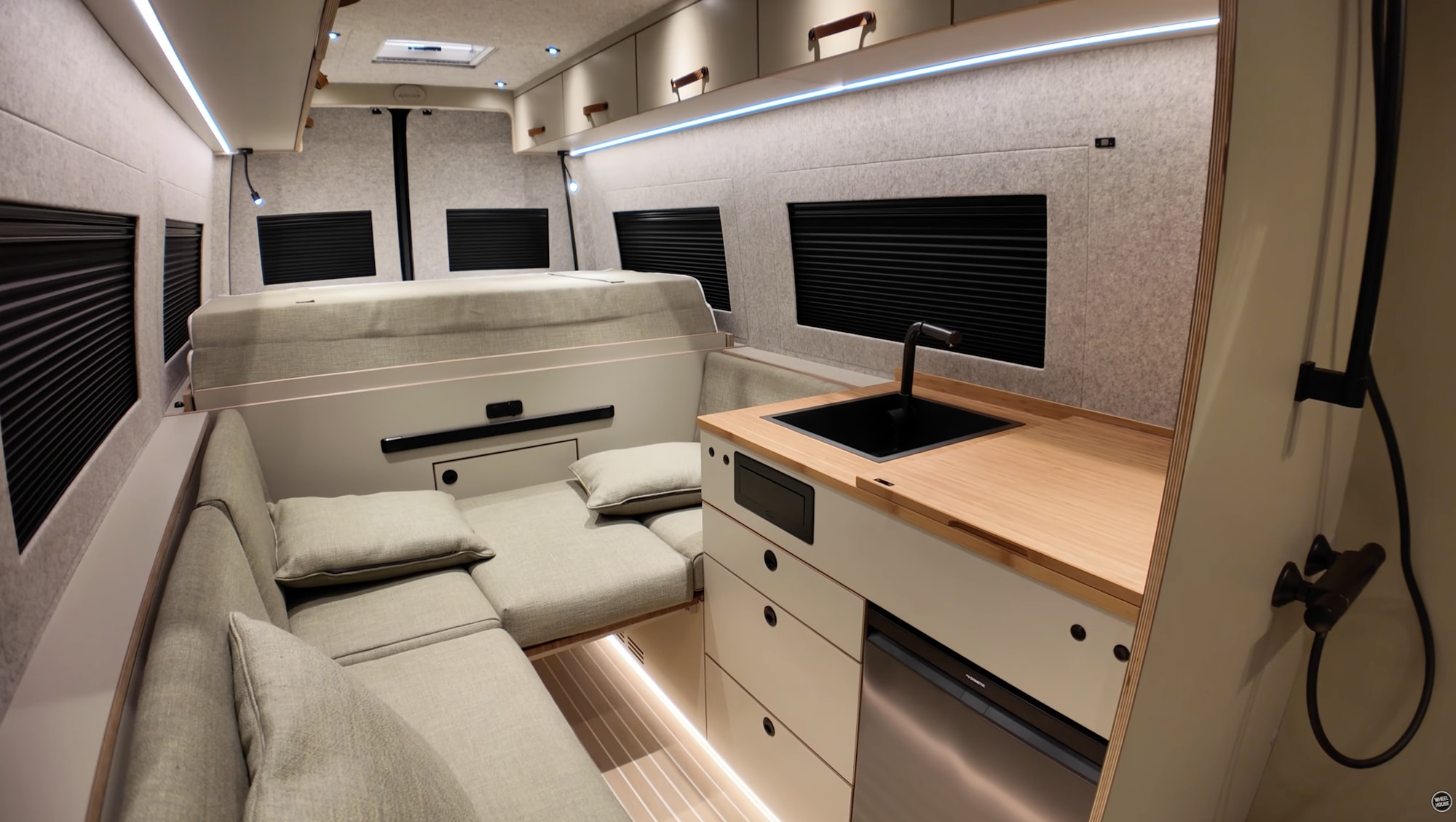 Роскошный дом на колесах: как разместить полноценный автодом в Mercedes Sprinter длиной 7 метров