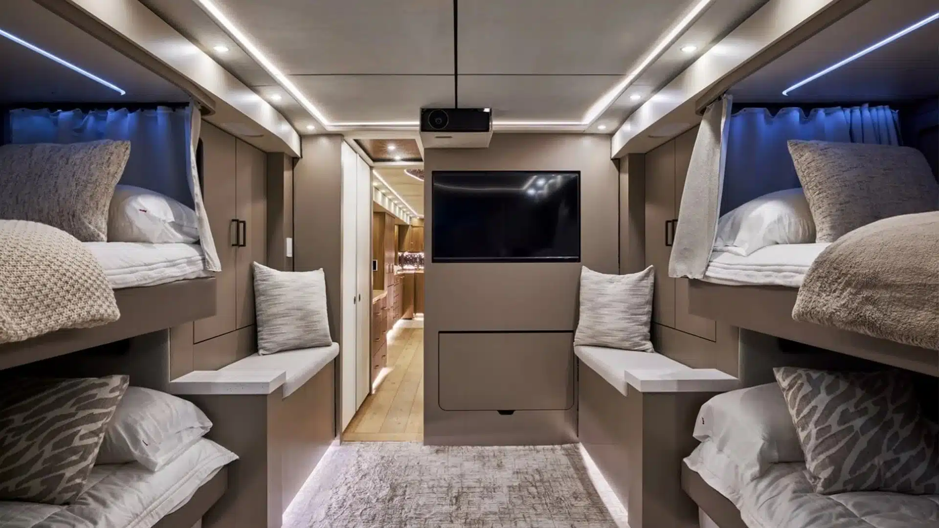 Двухуровневый автодом Zenith за $5 млн: роскошь и технологии на 36 тоннах