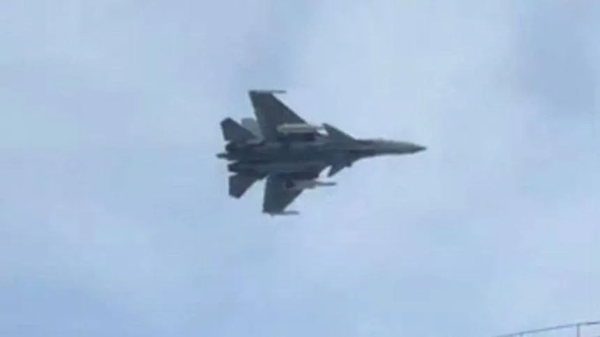 Впервые палубный истребитель J-15 ВМС Китая был замечен с гиперзвуковой противокорабельной ракетой YJ-15