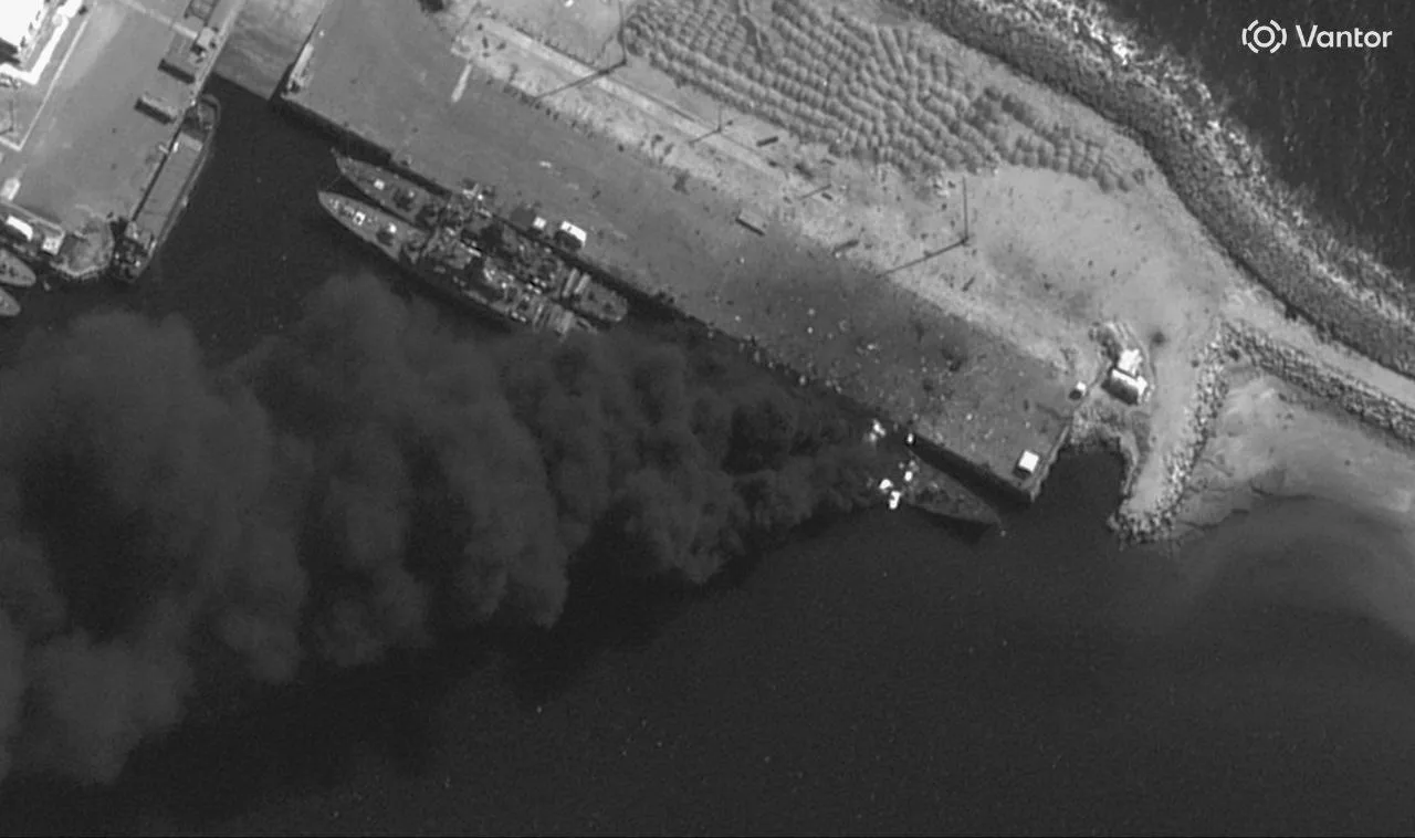 Горящий иранский фрегат на базе ВМС Ирана в Конареке после авиаударов ВВС США и Израиля