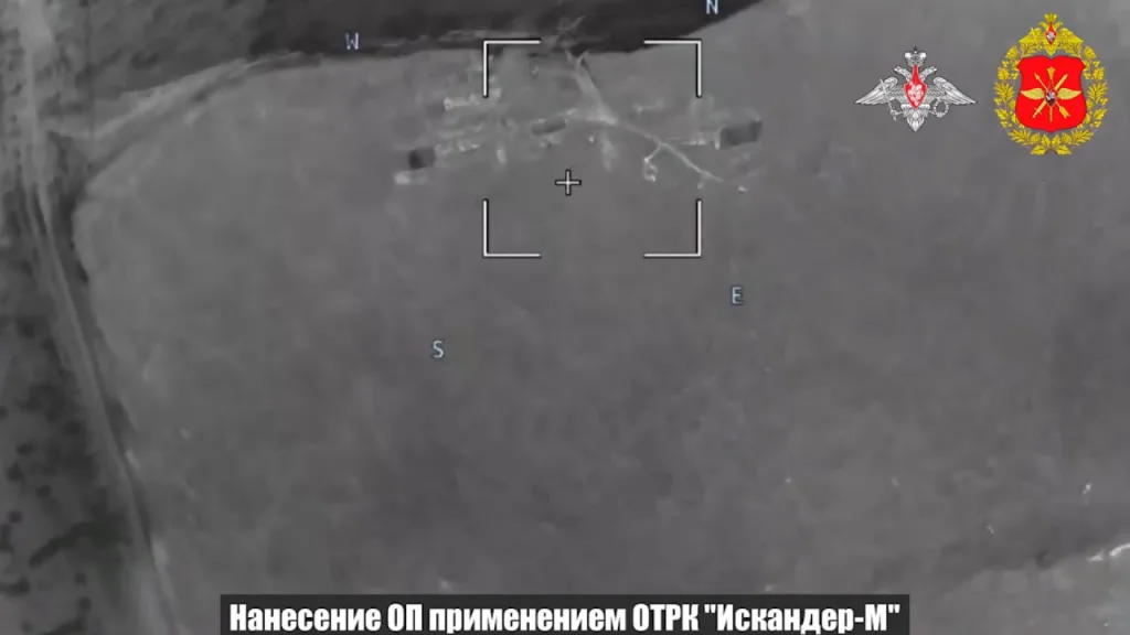 Удары ОТРК "Искандер-М" по позициям украинских РСЗО и ЗРК. Как заявляется, целью были HIMARS и С-300, но на такой убогой записи что-то рассмотреть невозможно