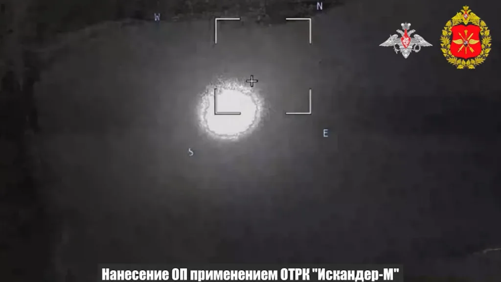 Удары ОТРК "Искандер-М" по позициям украинских РСЗО и ЗРК. Как заявляется, целью были HIMARS и С-300, но на такой убогой записи что-то рассмотреть невозможно