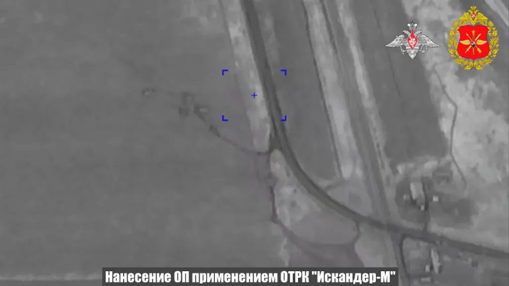 Удары ОТРК "Искандер-М" по позициям украинских РСЗО и ЗРК. Как заявляется, целью были HIMARS и С-300, но на такой убогой записи что-то рассмотреть невозможно