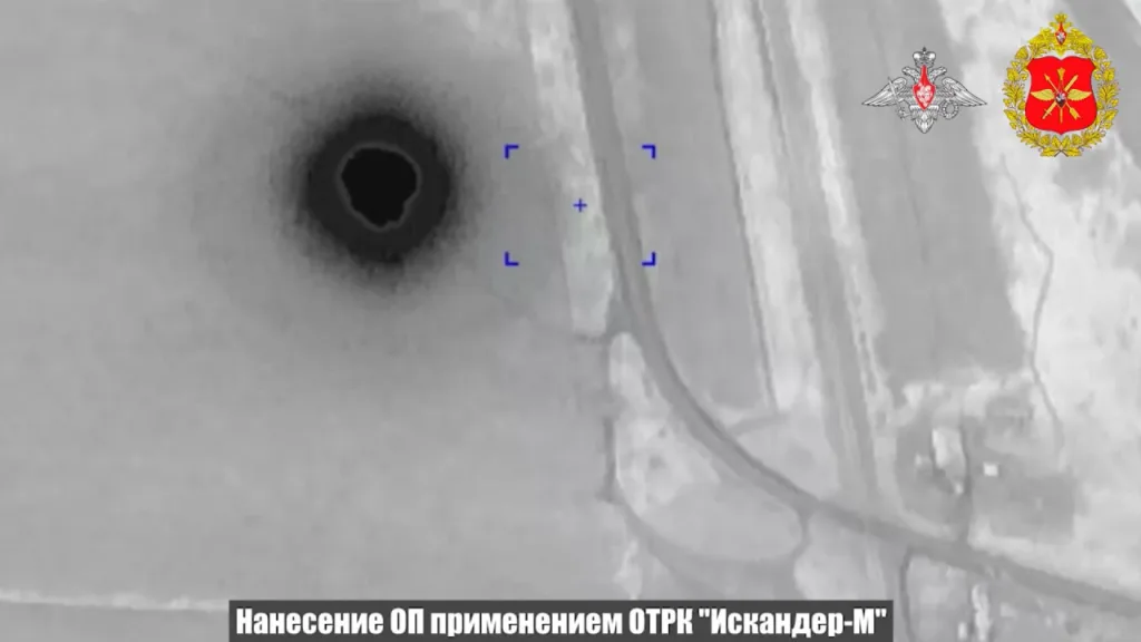 Удары ОТРК "Искандер-М" по позициям украинских РСЗО и ЗРК. Как заявляется, целью были HIMARS и С-300, но на такой убогой записи что-то рассмотреть невозможно