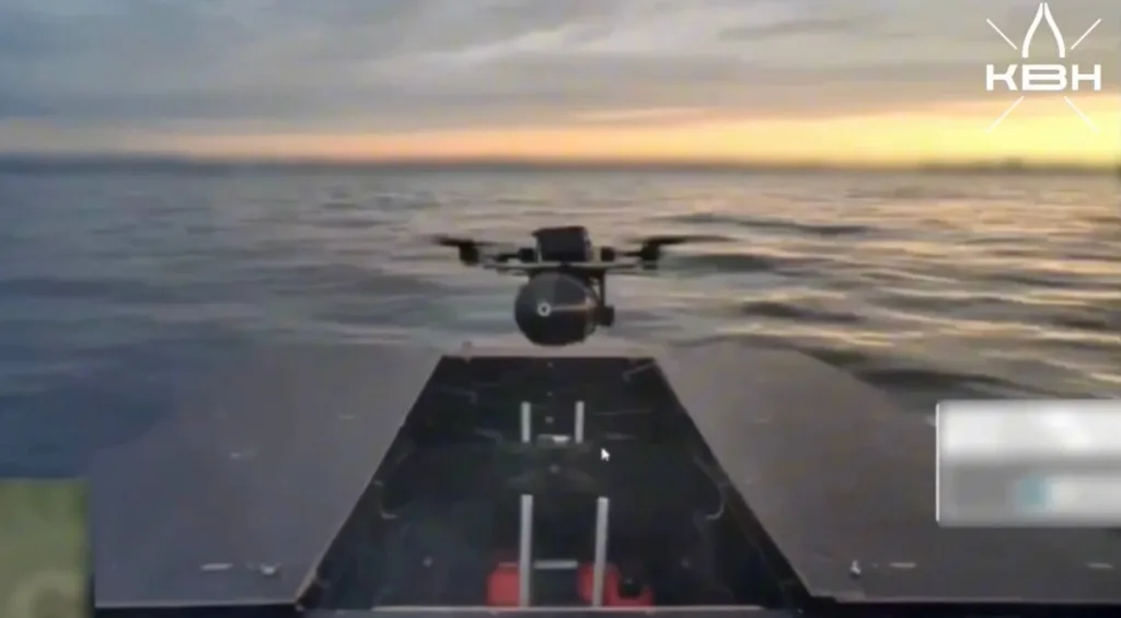 Кадры испытаний российского безэкипажного катера «Скорлупа» разработки НПЦ «Ушкуйник» в варианте носителя FPV-дрона на оптоволокне в акватории Чёрного моря