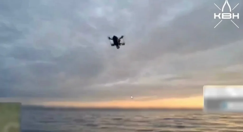 Кадры испытаний российского безэкипажного катера «Скорлупа» разработки НПЦ «Ушкуйник» в варианте носителя FPV-дрона на оптоволокне в акватории Чёрного моря