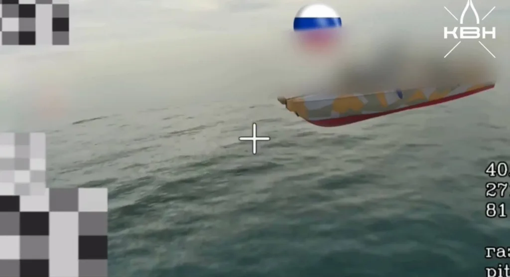 Кадры испытаний российского безэкипажного катера «Скорлупа» разработки НПЦ «Ушкуйник» в варианте носителя FPV-дрона на оптоволокне в акватории Чёрного моря