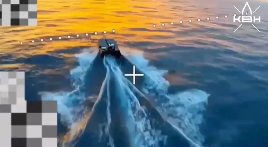 Кадры испытаний российского безэкипажного катера «Скорлупа» разработки НПЦ «Ушкуйник» в варианте носителя FPV-дрона на оптоволокне в акватории Чёрного моря