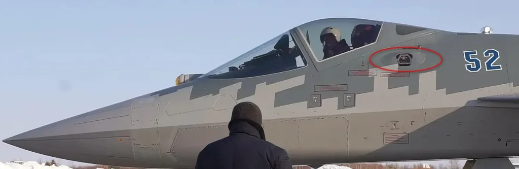 Су-57М получил обновлённые двухспектральные (УФ/ИК) датчики обнаружения атакующих ракет 101КС-У (фото № 1), входящие в состав бортового комплекса обороны 101КС «Атолл»