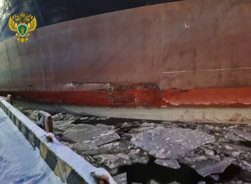 Танкер "Тони" врезался в морской порт Усть-Луга