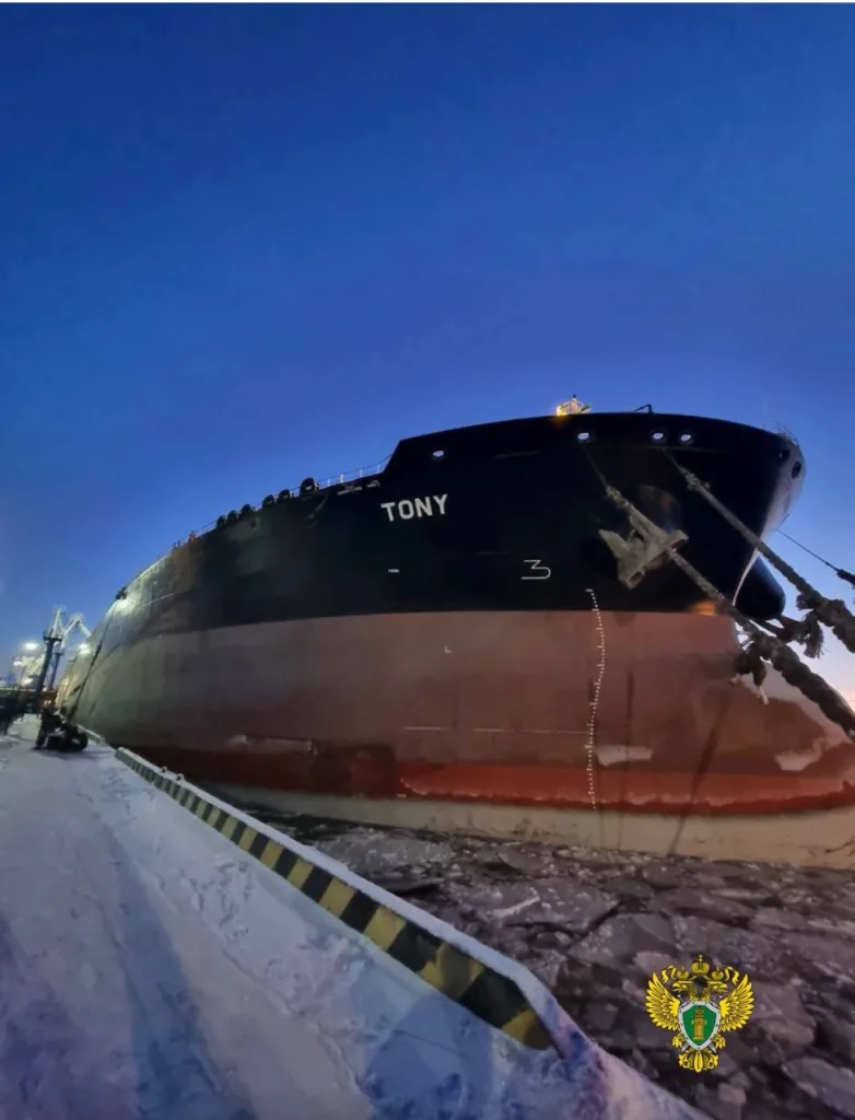 Танкер "Тони" врезался в морской порт Усть-Луга