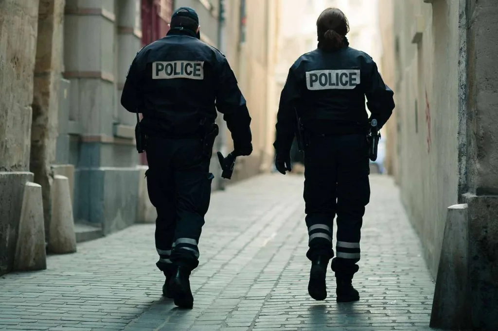 Во Франции близнецы поставили полицию в тупик: оба оказались на скамье подсудимых за убийство, но из-за одинаковой ДНК не ясно, кто из них виновен. Различить их может только мать