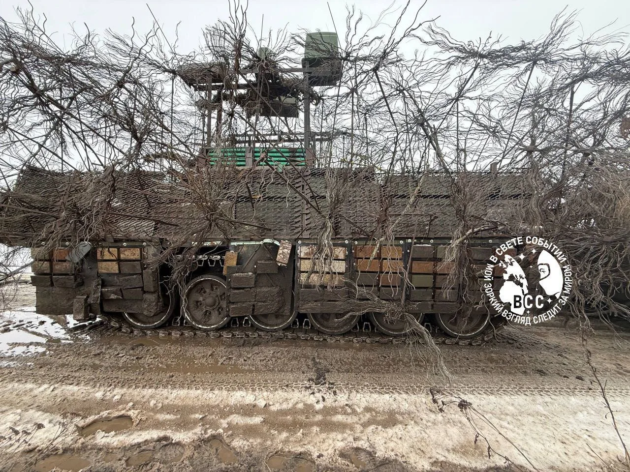 Самодельный тяжелый БТР на базе Т-72Б3 ВС, по заявлениям источника, выдержавший более 50 попаданий FPV-дронов за счет РЭБ и дополнительной защиты