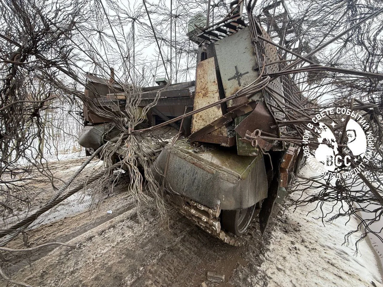 Самодельный тяжелый БТР на базе Т-72Б3 ВС, по заявлениям источника, выдержавший более 50 попаданий FPV-дронов за счет РЭБ и дополнительной защиты