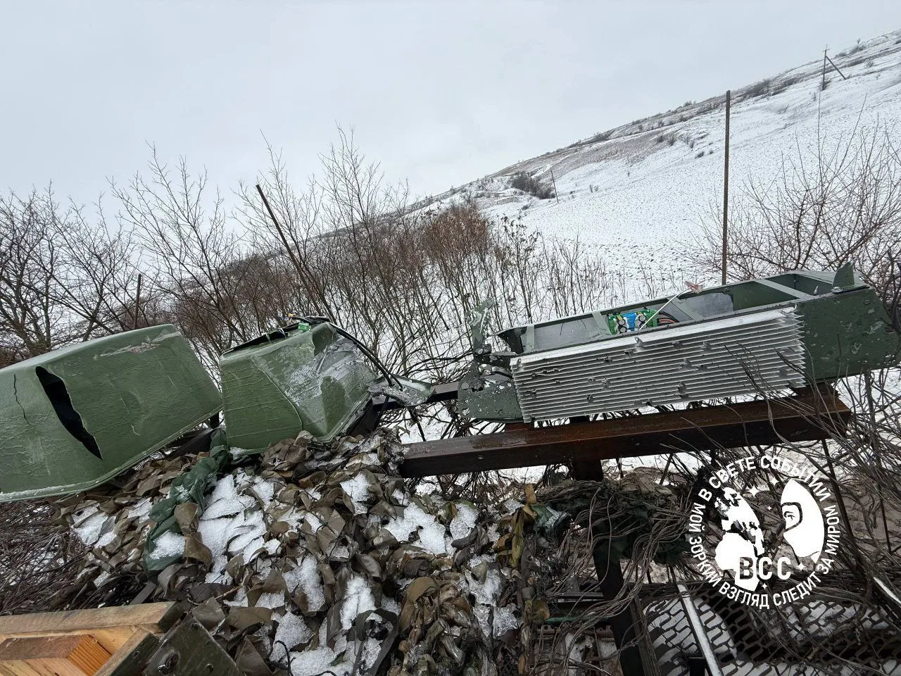 Самодельный тяжелый БТР на базе Т-72Б3 ВС, по заявлениям источника, выдержавший более 50 попаданий FPV-дронов за счет РЭБ и дополнительной защиты