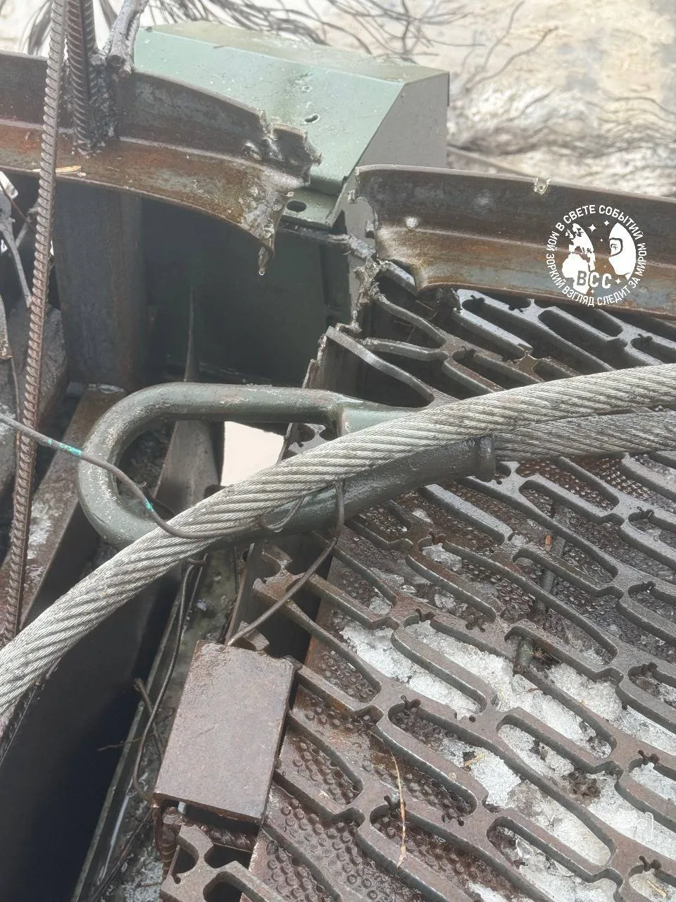 Самодельный тяжелый БТР на базе Т-72Б3 ВС, по заявлениям источника, выдержавший более 50 попаданий FPV-дронов за счет РЭБ и дополнительной защиты