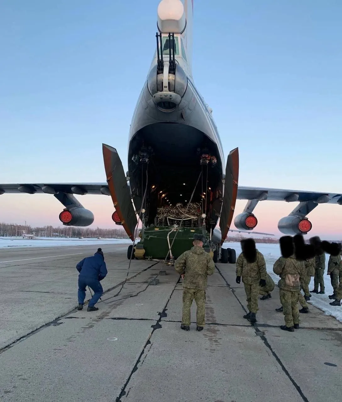 Погрузка подразделений ВДВ с бронетехникой в самолеты Ил-76 для последующего парашютного и посадочного десантирования в районе Гостомеля с целью развития наступления на Киев, 23 февраля 2022 года