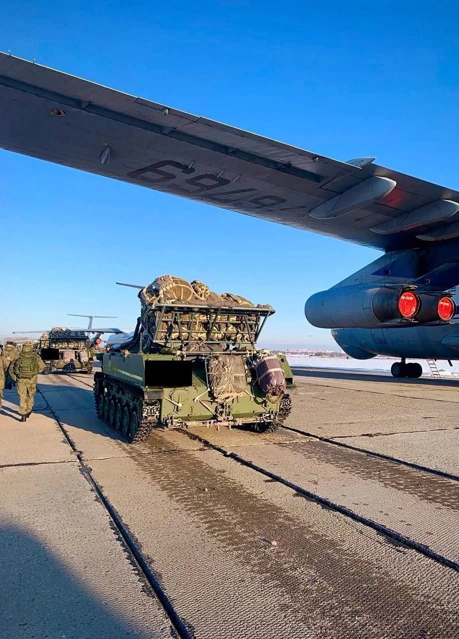 Погрузка подразделений ВДВ с бронетехникой в самолеты Ил-76 для последующего парашютного и посадочного десантирования в районе Гостомеля с целью развития наступления на Киев, 23 февраля 2022 года