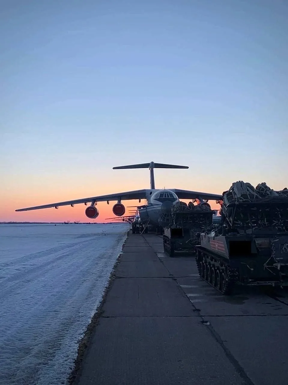 Погрузка подразделений ВДВ с бронетехникой в самолеты Ил-76 для последующего парашютного и посадочного десантирования в районе Гостомеля с целью развития наступления на Киев, 23 февраля 2022 года