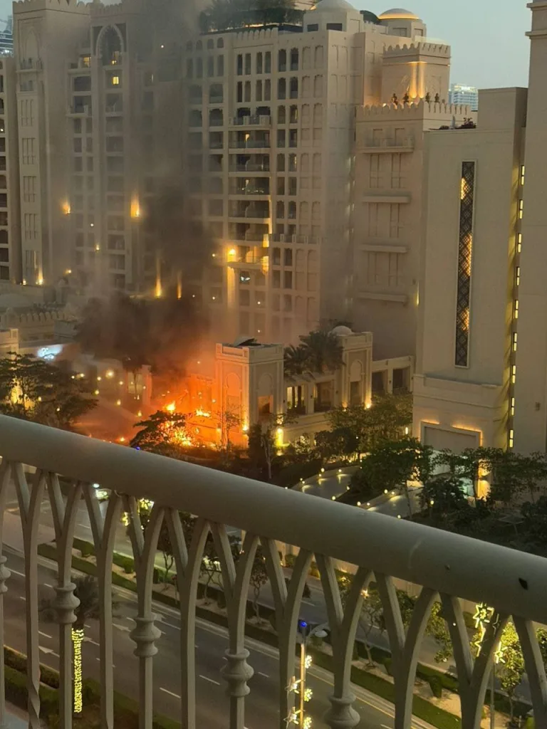 Взрывы у здания отеля в туристическом районе Пальм-Джумейра в Дубае. Информации о пострадавших не поступало