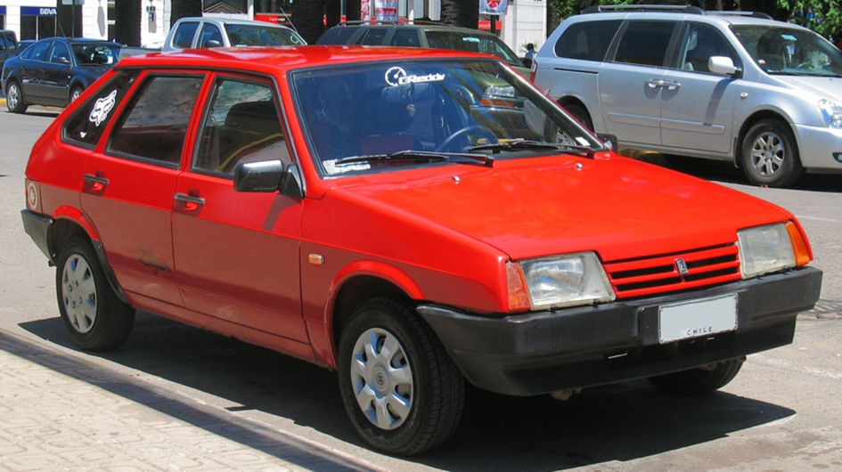 Почему автомобили 1990-2000-х снова в моде: простота конструкции и реальная надежность