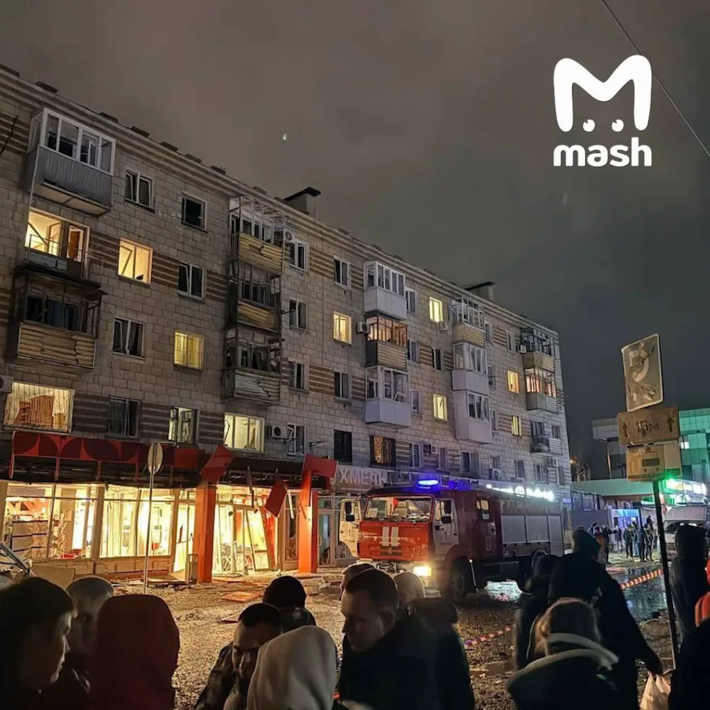 Один из сбитых всушных БПЛА упал рядом с магазином "Магнит" в Волгограде. Обломки разнесли вывеску и задели подъезд здания