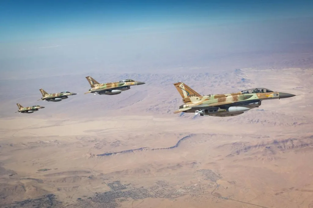 Кадры с истребителями F-16I «Sufa» ВВС Израиля, летящими для нанесения бомбовых ударов по Ирану