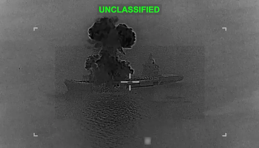 Поражение авианесущего корабля Shahid Bagheri ВМС КСИР Ирана, опубликованные CENTCOM