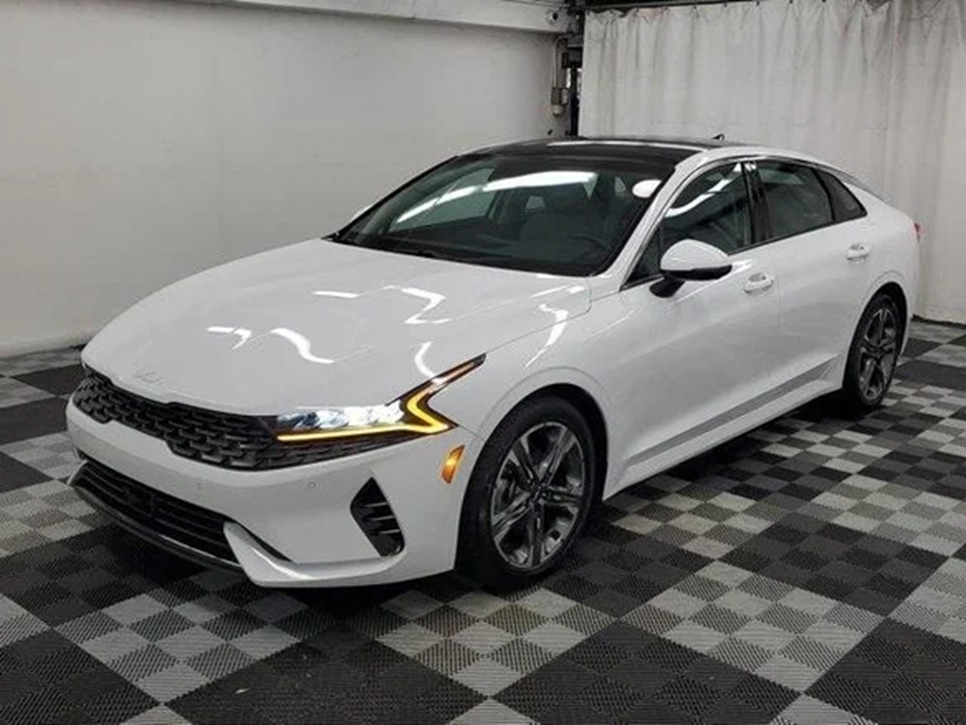 Уступила трон, но не сдалась: как изменилась рестайлинговая Toyota Camry на фоне триумфа Kia K5