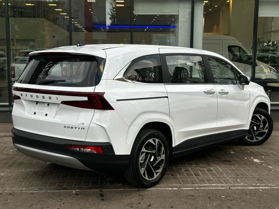 Hyundai Custin стал самым доступным минивэном в России: цены и комплектации