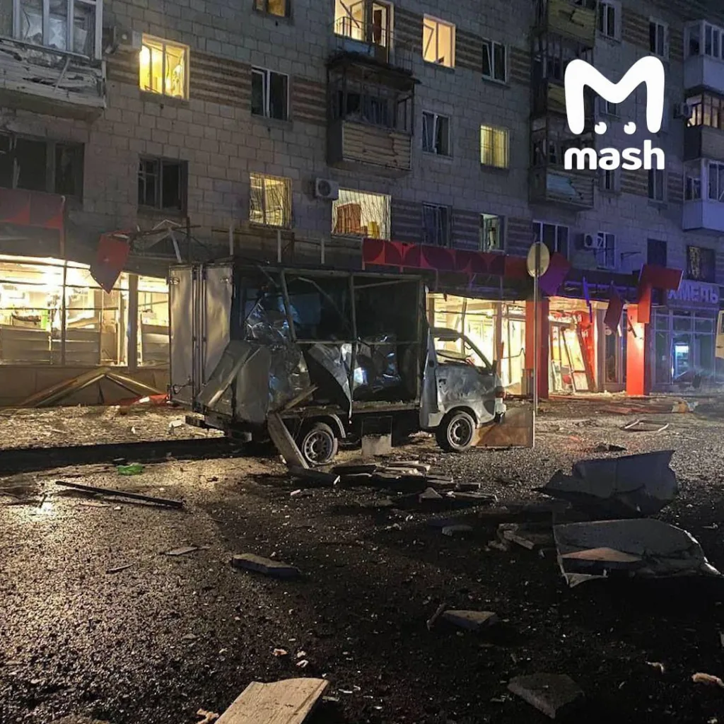 Один из сбитых всушных БПЛА упал рядом с магазином "Магнит" в Волгограде. Обломки разнесли вывеску и задели подъезд здания