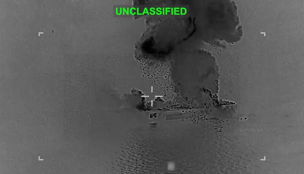 Поражение авианесущего корабля Shahid Bagheri ВМС КСИР Ирана, опубликованные CENTCOM