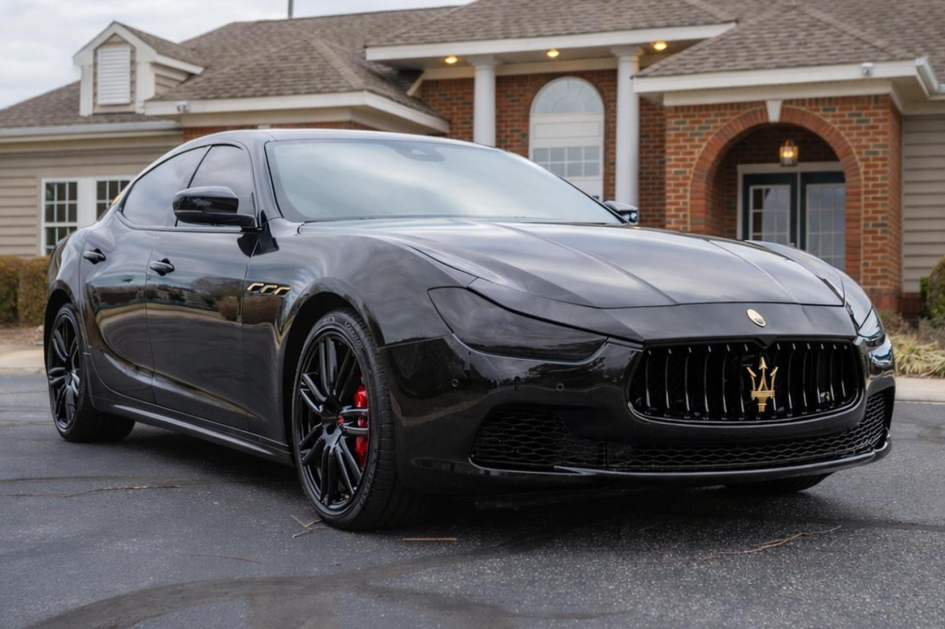Редкий Maserati Ghibli S Nerissimo ушел с молотка дешевле новой Toyota Corolla