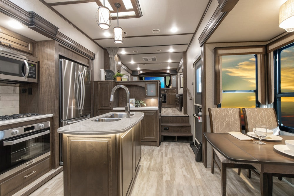 Grand Design RV Solitude 380FL 2026: новый стандарт роскоши среди домов на колесах
