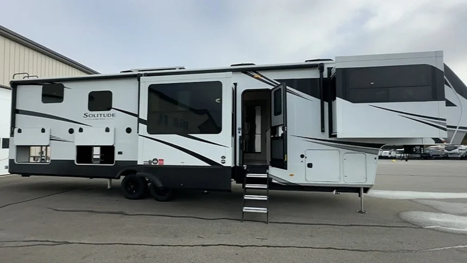 Grand Design RV Solitude 380FL 2026: новый стандарт роскоши среди домов на колесах