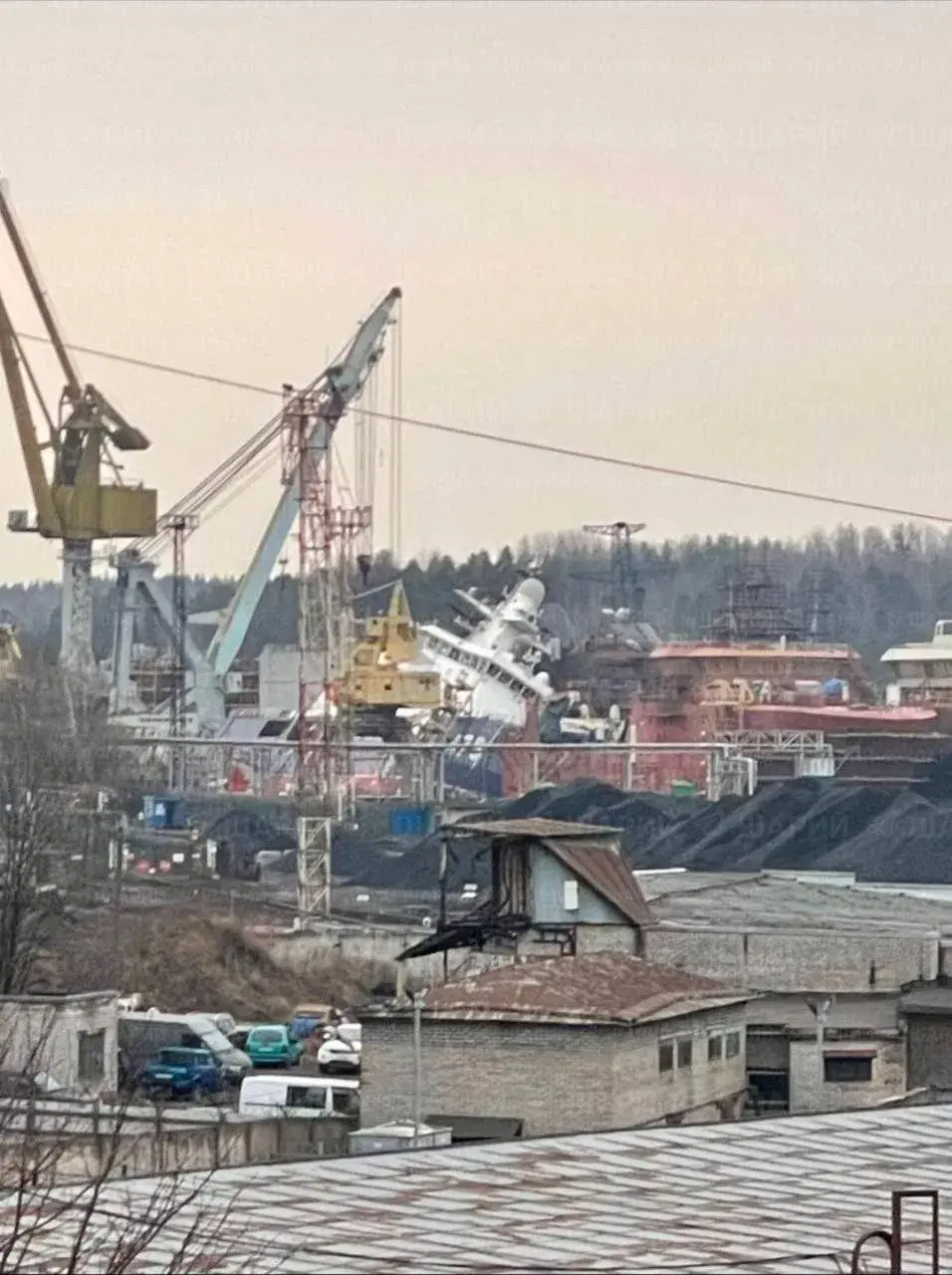 В результате атаки дронов ВСУ по Выборгскому судостроительному заводу в Ленинградской области, новейший пограничный сторожевой корабль ледового класса проекта 23550 (шифр «Ермак») дал крен на левый борт и столкнулся надстройкой с соседним судном