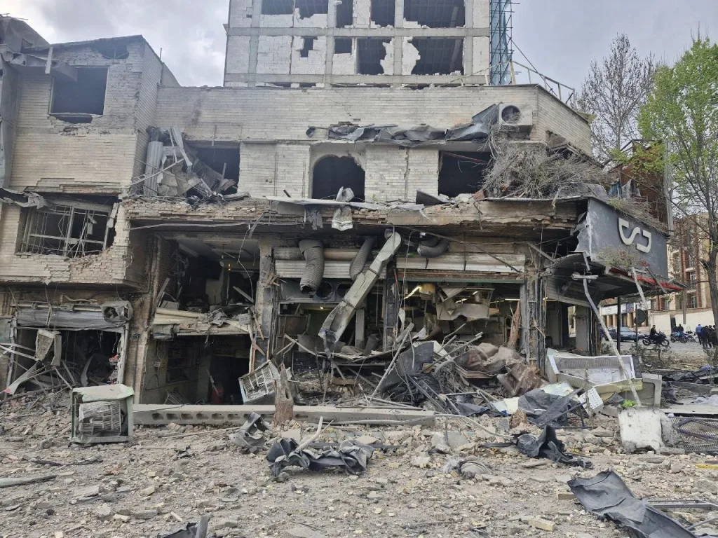 Кадры мощных взрывов: ВВС Израиля продолжает наносить массированные авиаудары по Тегерану