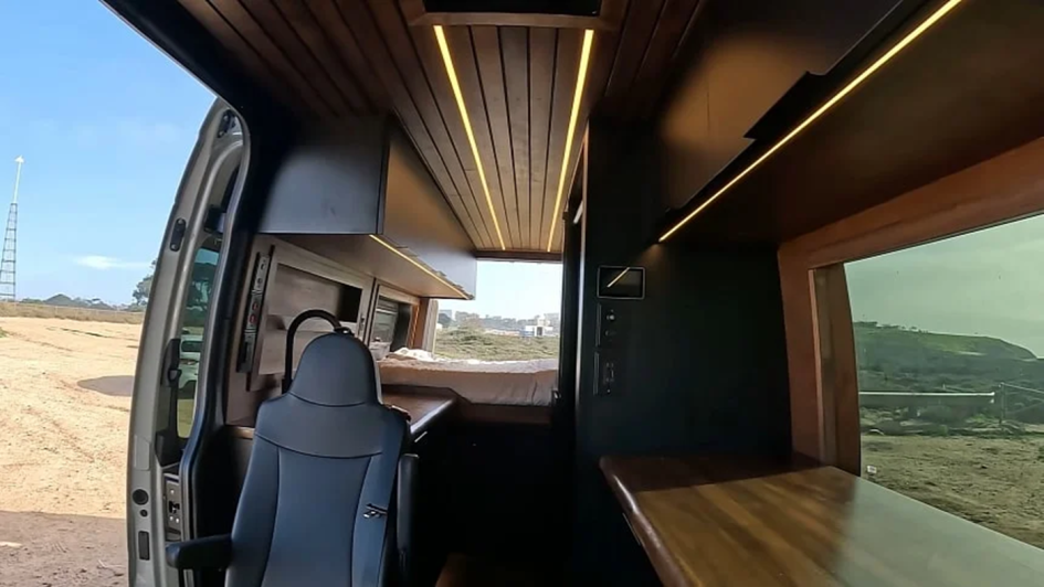 Mercedes-Benz Sprinter с уникальным интерьером из ореха: новый уровень роскоши в автодомах