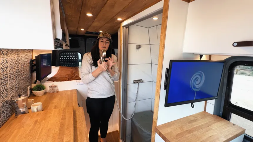 Mercedes-Benz Sprinter превратили в роскошный автодом с уровнем комфорта городской квартиры