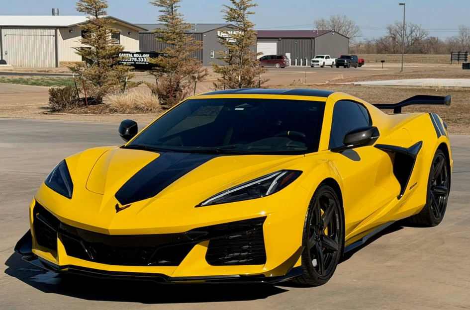 Редкий Chevrolet Corvette Z06 2025 года с пробегом 4 000 км ушел с аукциона на $55 000 дешевле рынка