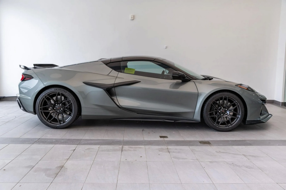 Chevrolet Corvette Z06 2023 года не нашли покупателя за $95 000: дилер не уступил