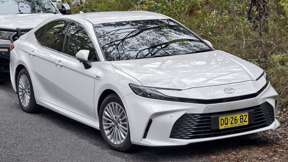 Уступила трон, но не сдалась: как изменилась рестайлинговая Toyota Camry на фоне триумфа Kia K5
