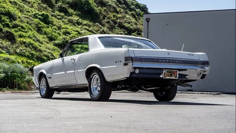 Редкий Pontiac GTO 1965 года от инженера Boeing: легенда калифорнийских дорог выставлена на продажу