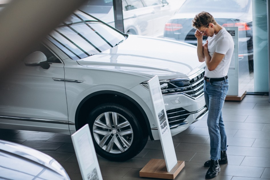 Продажи новых автомобилей в Петербурге снизились на фоне смены лидеров рынка