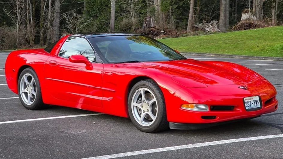 Редкий Chevrolet Corvette C5 2000 года с одним владельцем ушел с молотка за 14 700 долларов