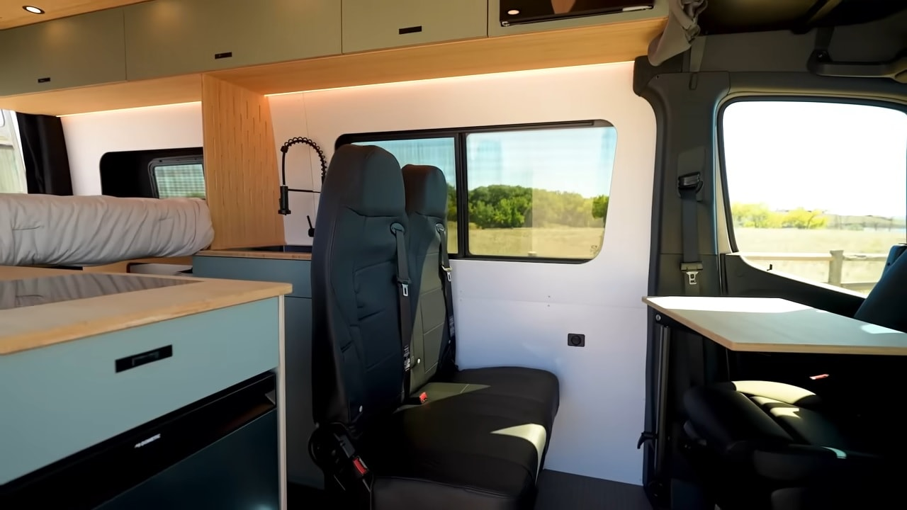 Семейный кемпер на базе Sprinter 144: компактные размеры и максимум мест для сна