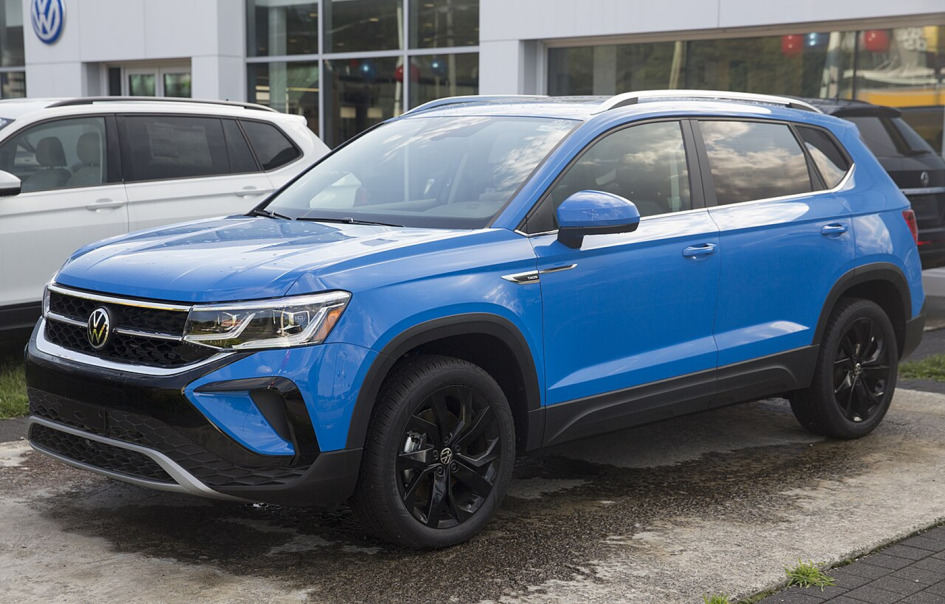 Сравнение VW Taos и Geely Atlas Pro: что выбрать на рынке кроссоверов 2026 года