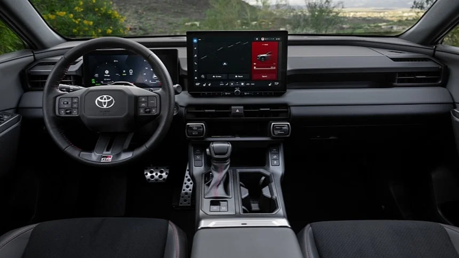Неожиданный сбой в управлении мультимедиа у Toyota RAV4 2026: владельцы жалуются на двойное переключение треков